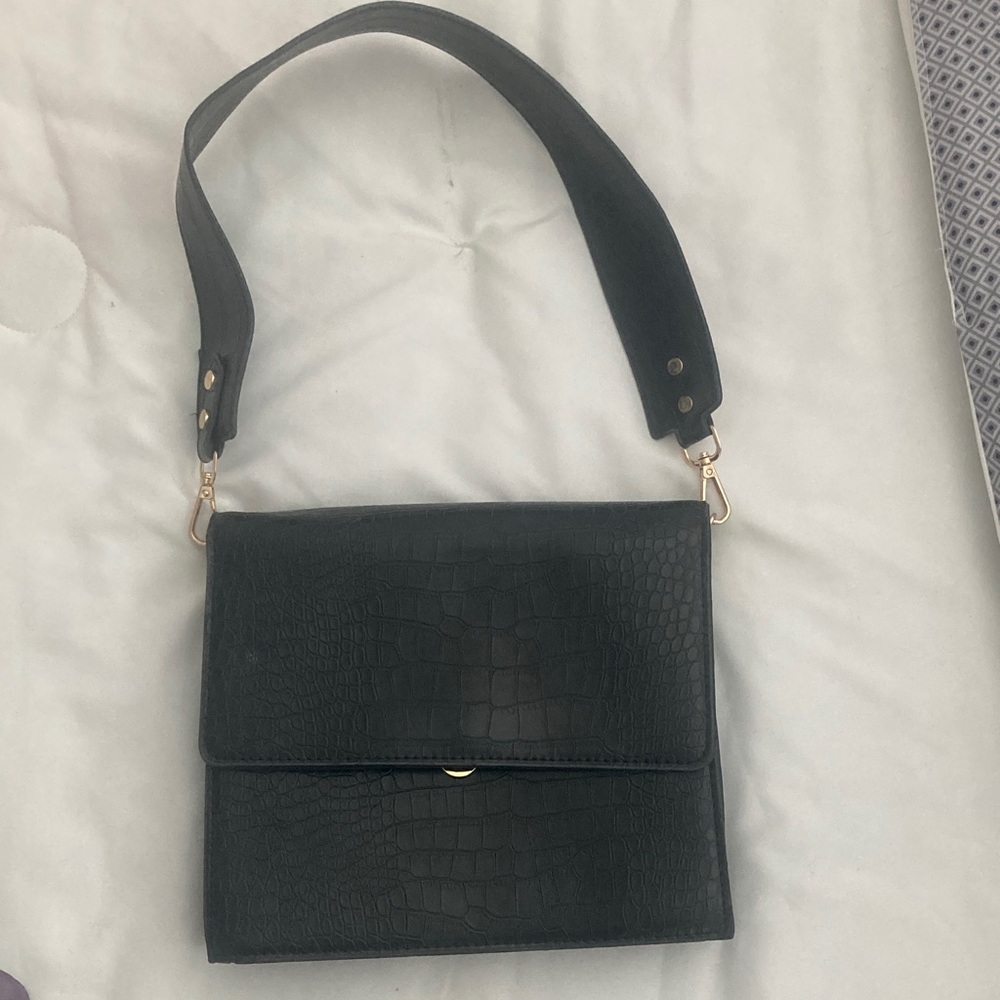 Elegant Black Crocodile-Embossed Shoulder Bag